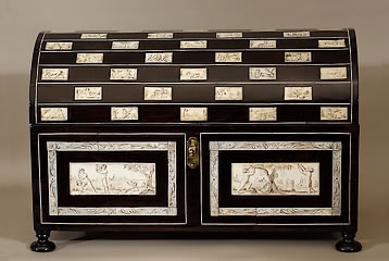 Important coffret Louis XIV  XVIIe français en placage de ferréol et plaques d'ivoire gravées à décor de putti Paris